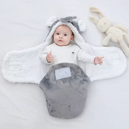 bebe allonge dans nid d'ange elephant gris bras en l'air