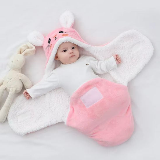 bebe allonge dans nid d'ange lapin rose ouvert bras sorti