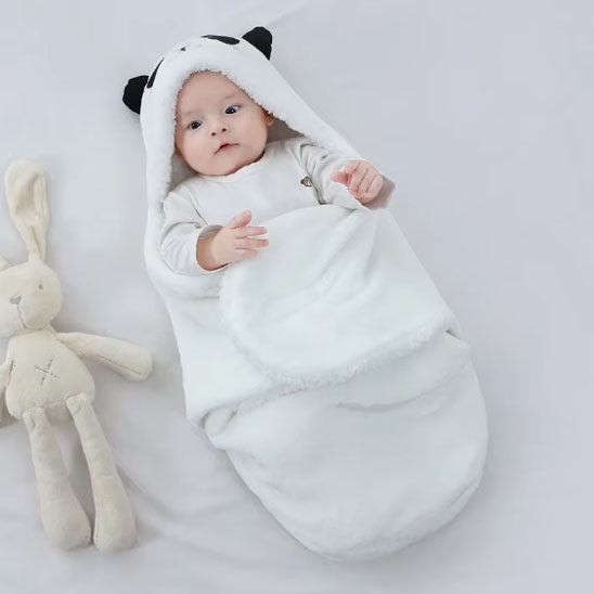 bebe allonge dans nid d'ange panda blanc ferme bras sorti