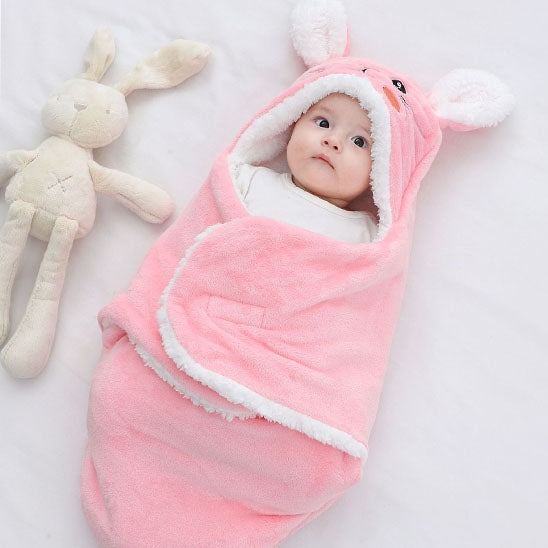 bebe emmaillote dans le nid d'ange lapin rose