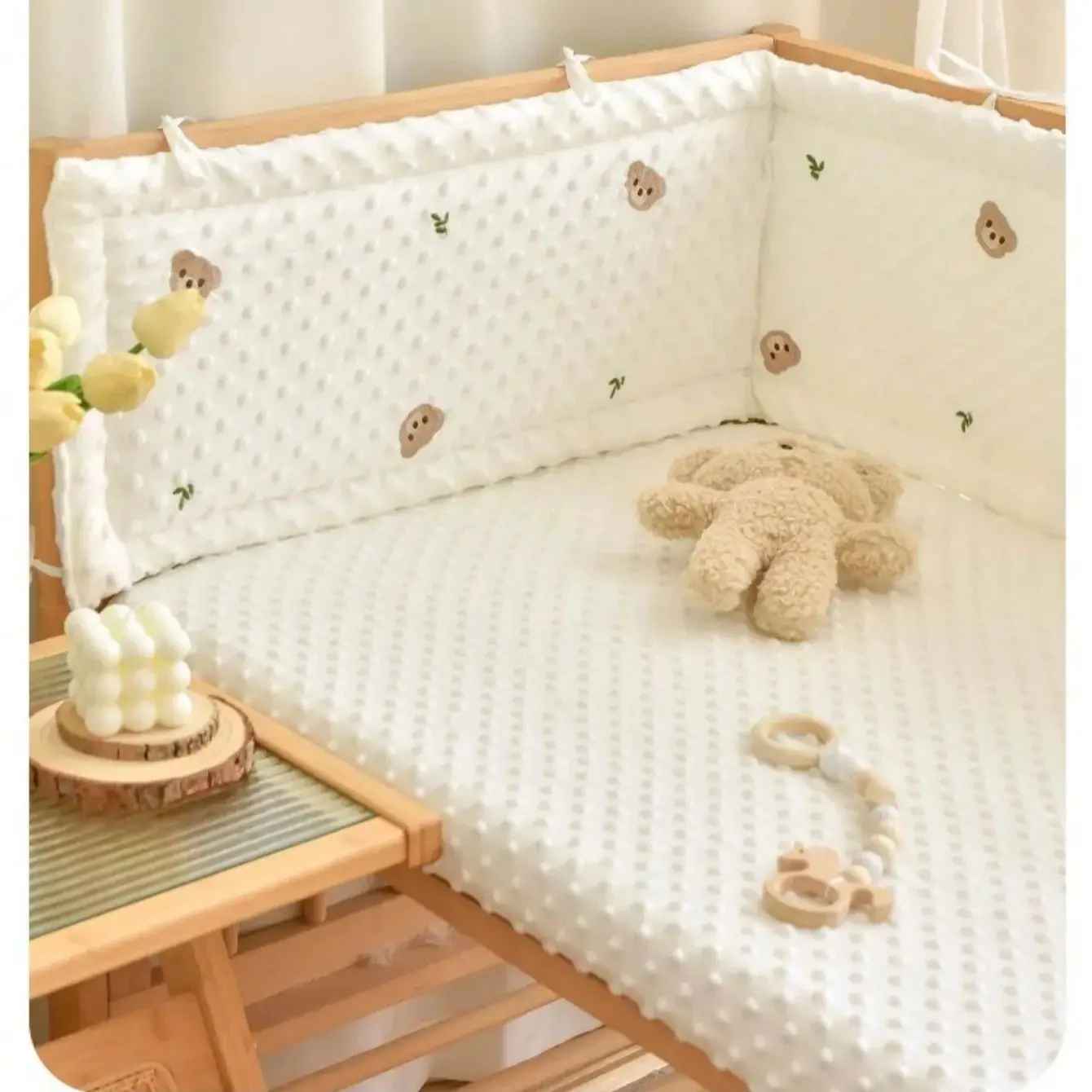 zoom sur le tour de lit bébé installé sur le pourtour du lit barreau