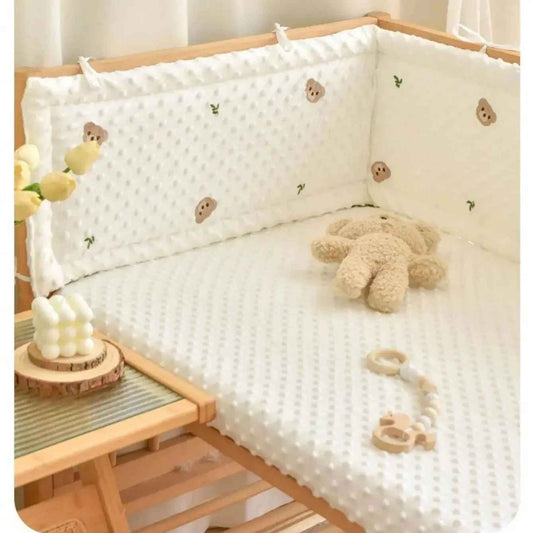zoom sur le tour de lit bébé installé sur le pourtour du lit barreau